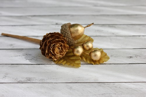 Букетик Hobby&You с сосновой шишкой и ягодками, золотой