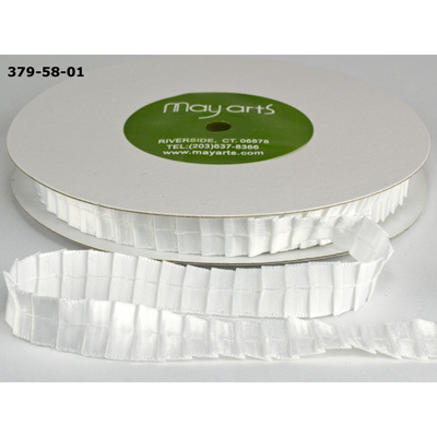 Лента May Arts плиссированная 12 мм. Цвет белый