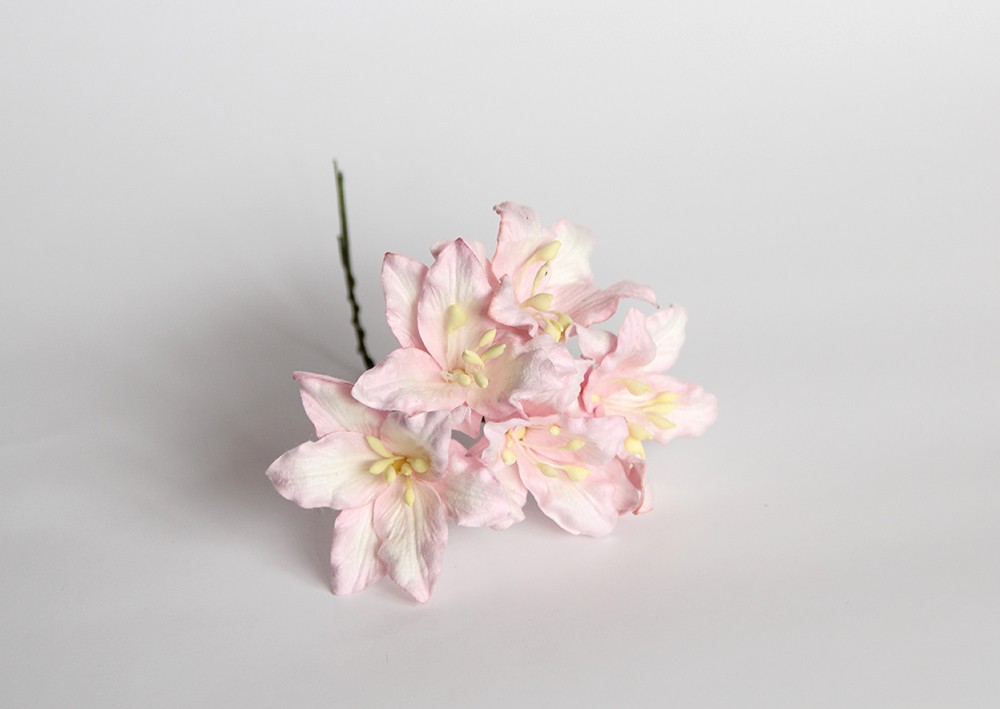 Букет лилий 4 см, цвет бледно-розовый