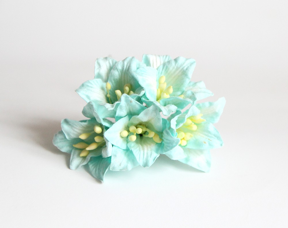 Букет лилий 4 см, цвет мятно-голубой