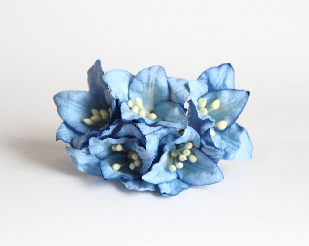 Букет лилий 4 см, цвет голубой