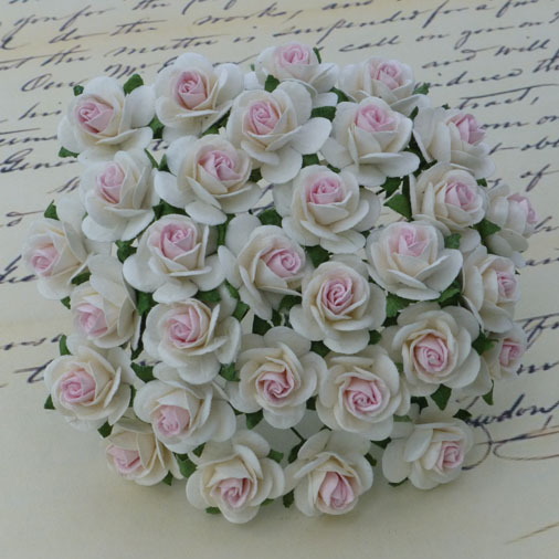 Букет микро-розочек открытых. Цвет белый с бледно-розовой серединкой
