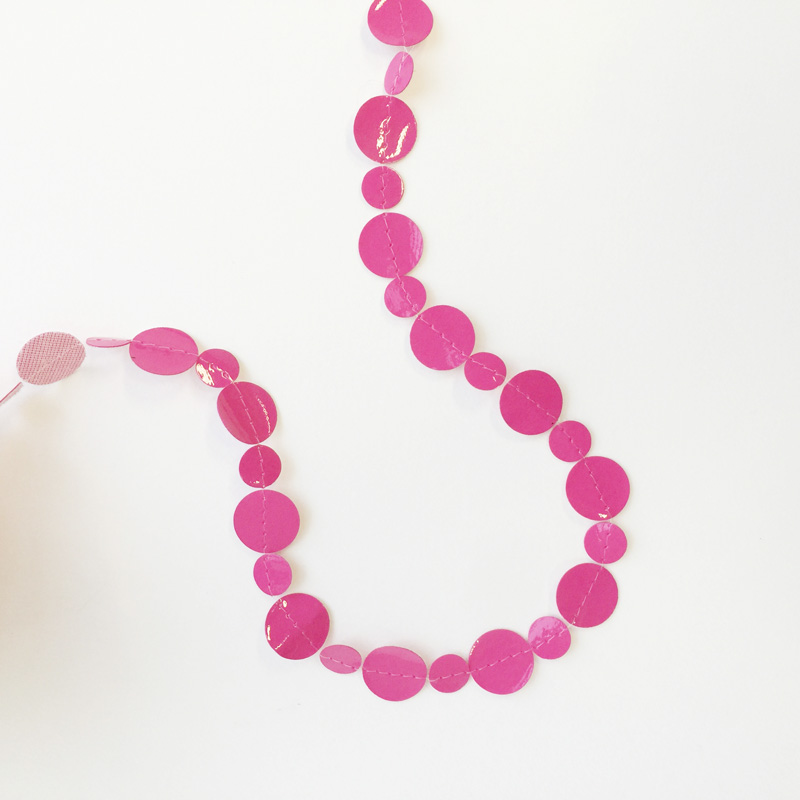 Тесьма-гирлянда "Кружочки", лаковая, фуксия