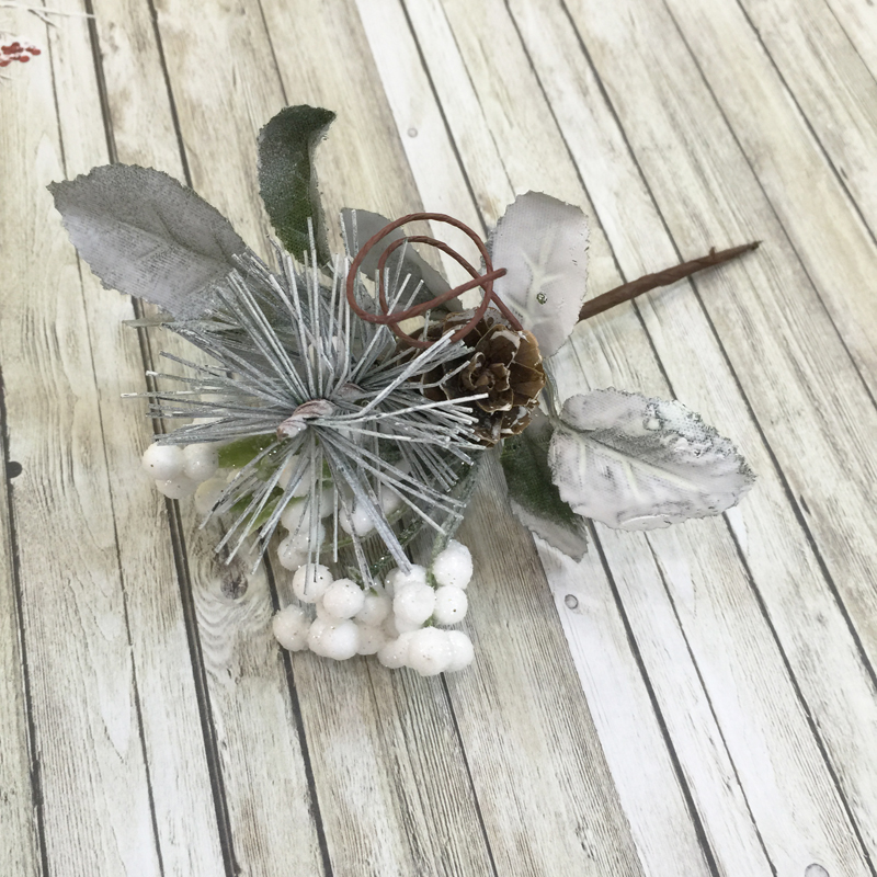 Декоративный букетик с шишками и ягодками, белый иней