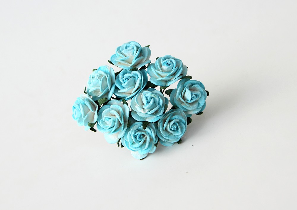 Букет розочек открытых 2 см. Цвет бело-голубой