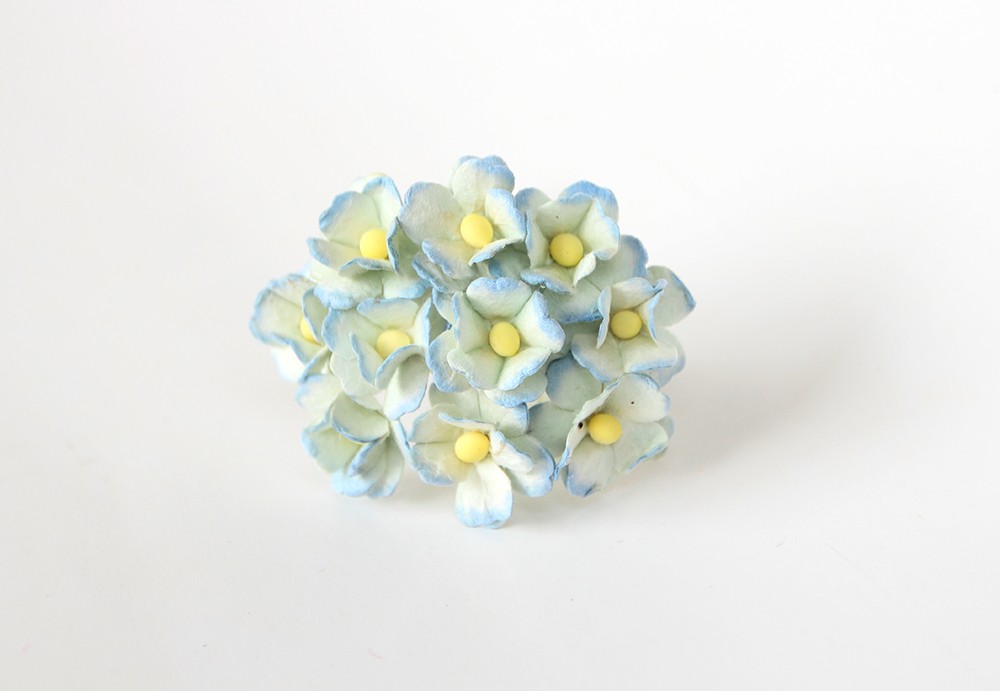 Букет цветов вишни 15 мм. Цвет кремово-голубой