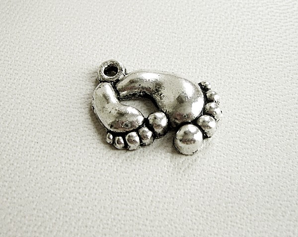 Подвеска металлическая "Детские следы". Цвет серебряный. (331)