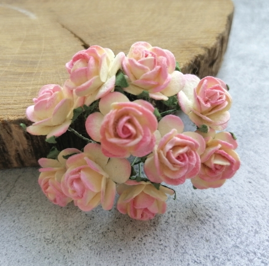 Букет мини-розочек открытых. Цвет кремовый с бледно-розовым