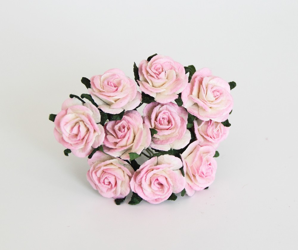 Букет розочек открытых 2 см. Цвет белый с ярко-розовым