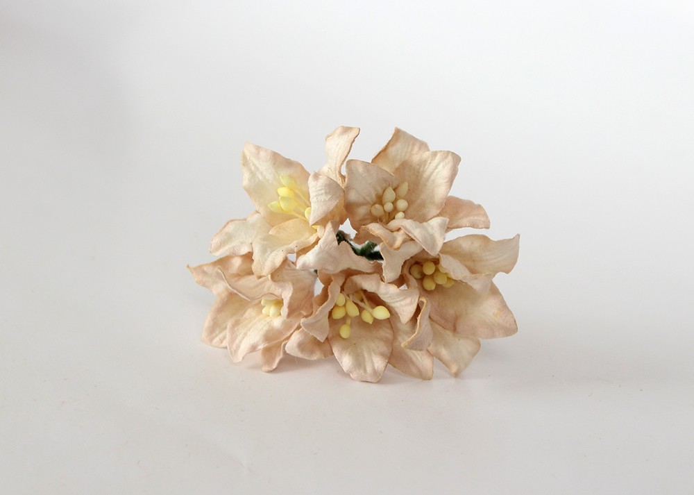 Букет лилий 4 см, цвет бледный бежевый