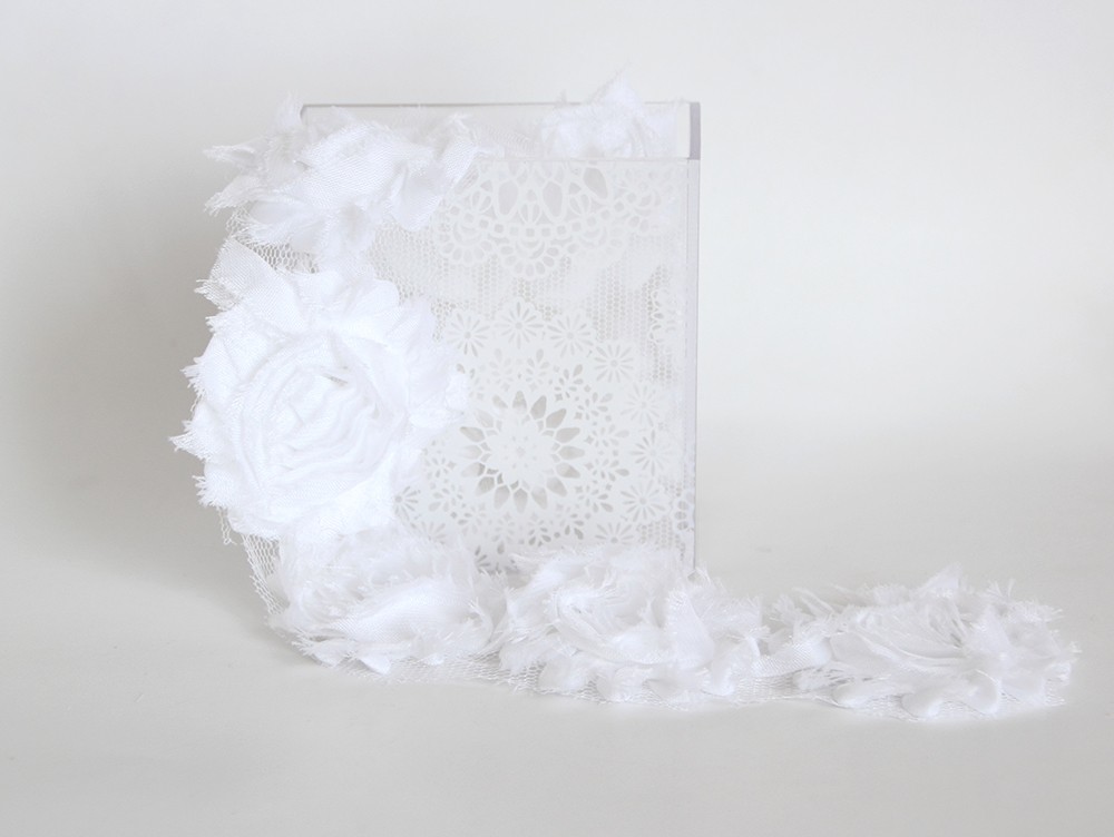 Лента с розами, цвет белый