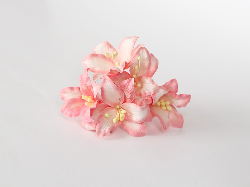 Букет лилий 4 см, цвет бело-розовый