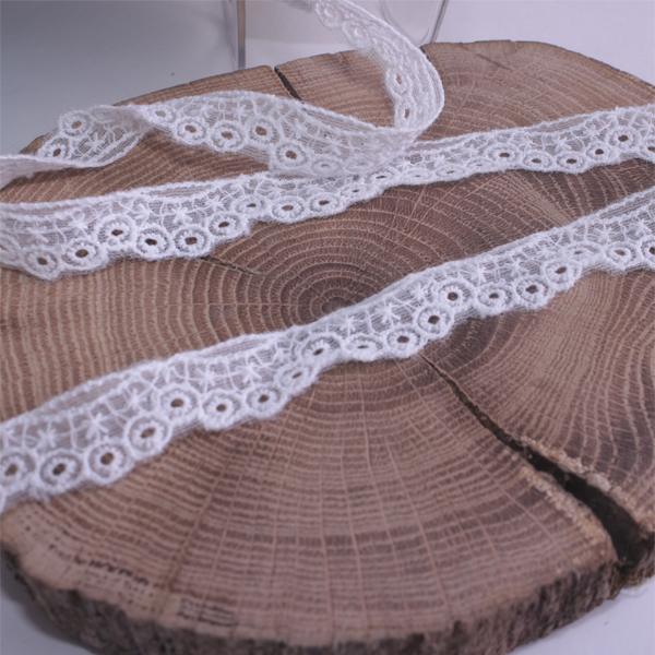 Кружево с ажурной вышивкой 1,5см. Цвет белый