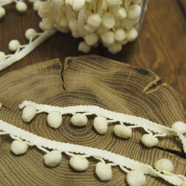 Тесьма с помпонами 8 мм, цвет кремовый.