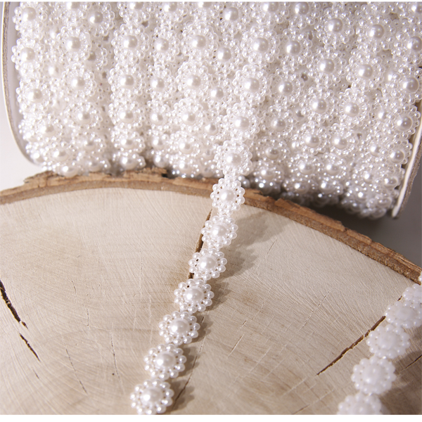 Нить из перламутровых цветочков, цвет белый