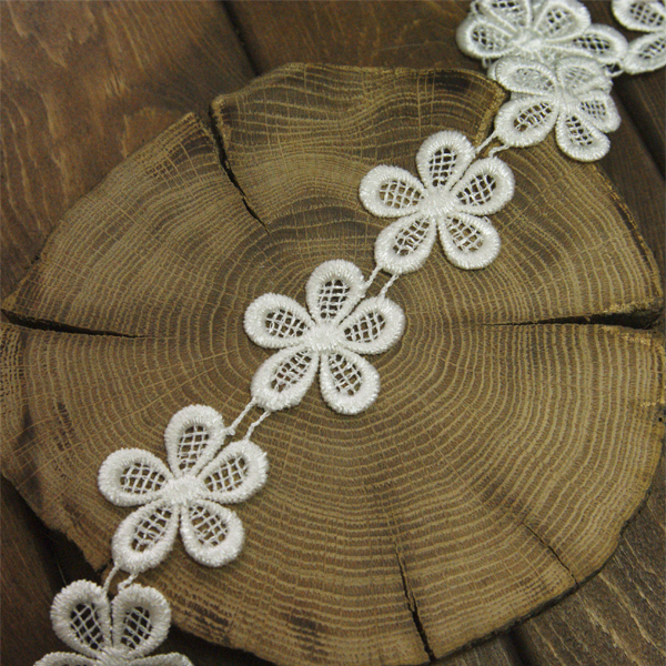 Тесьма 3,5 см "Цветы круглые 5 лепестков", цветный молочный