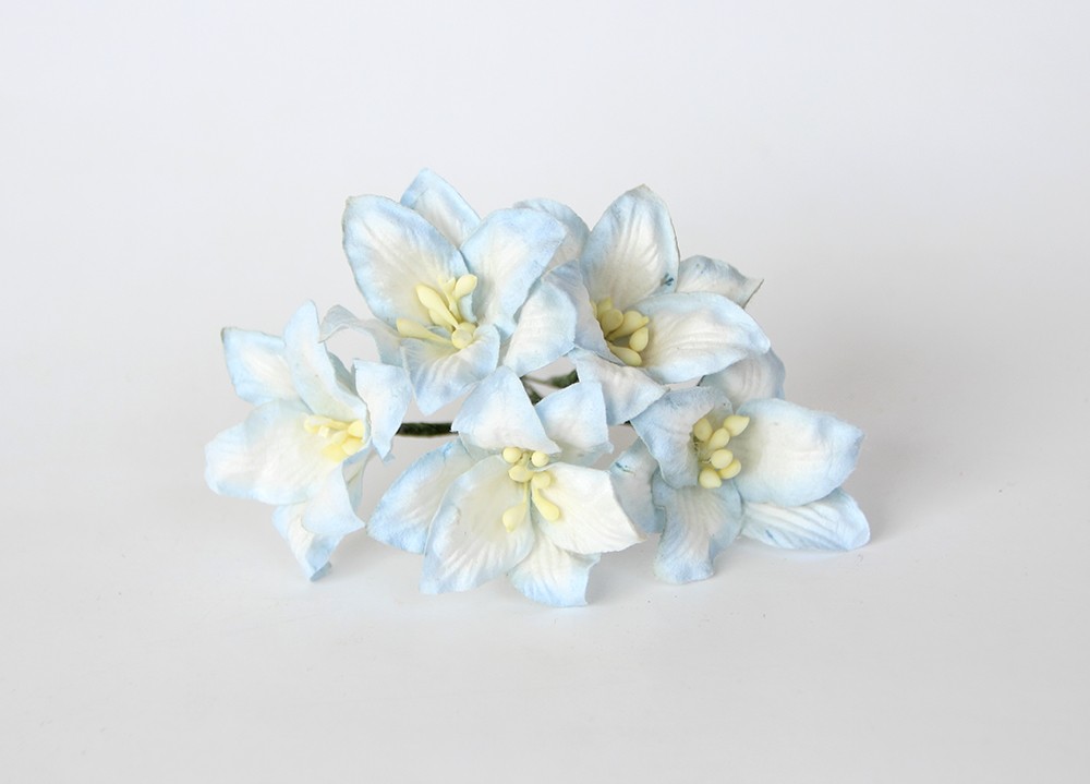 Букет лилий 4 см, цвет бело-голубой