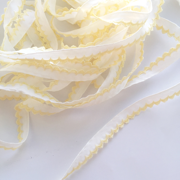 Шитьё 14 мм с вышитым краем, белое с бледно-жёлтым краем