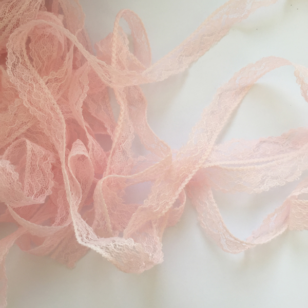 Кружево нейлоновое 12 мм, цвет бледный розовый