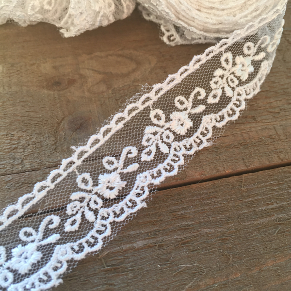 Кружево на сетке с вышивкой 2,2 см , цвет белый.