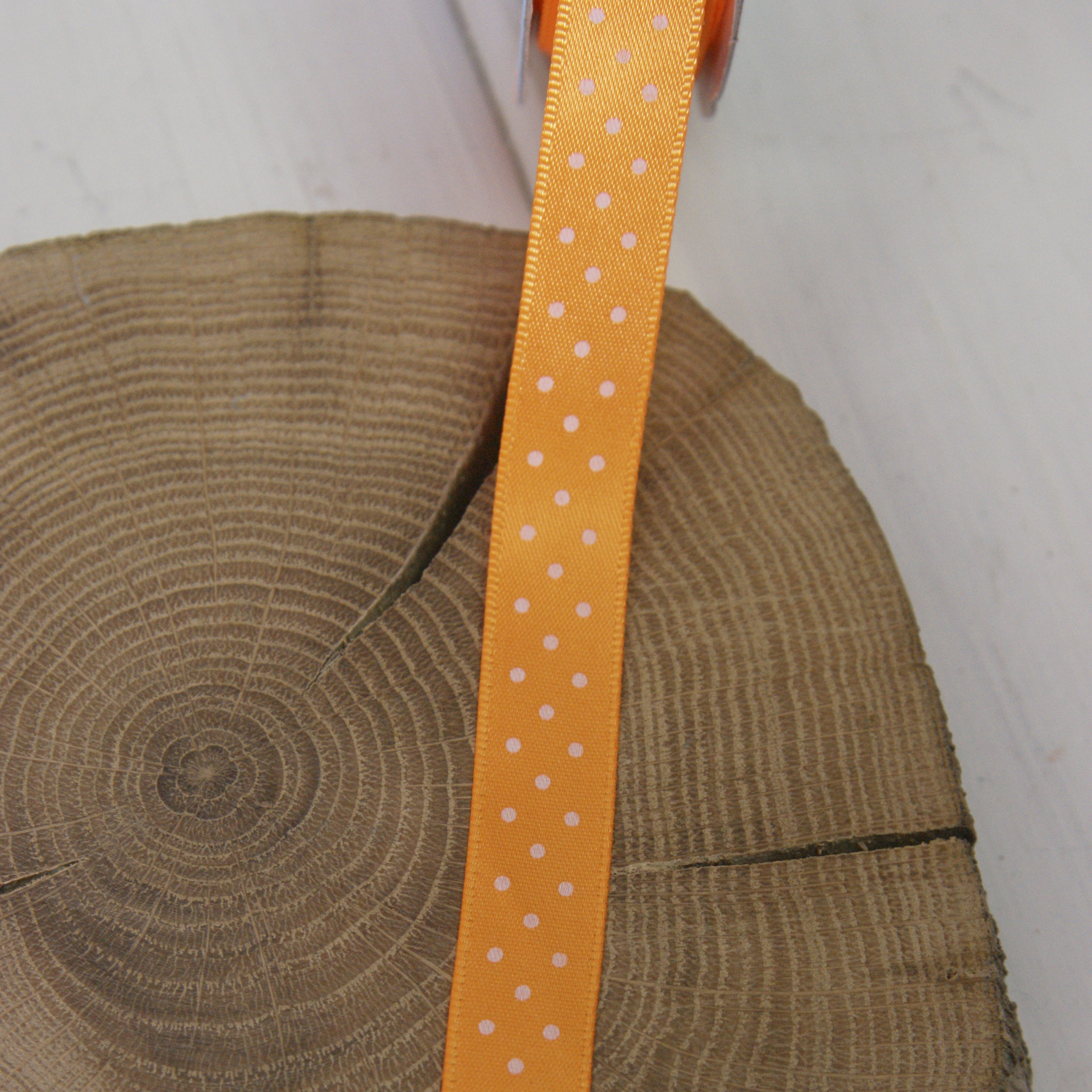 Лента атласная 12 мм "Белый горох на оранжевом"