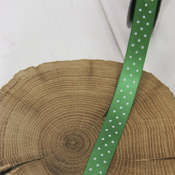 Лента атласная 12 мм "Белый горох на зелёном"