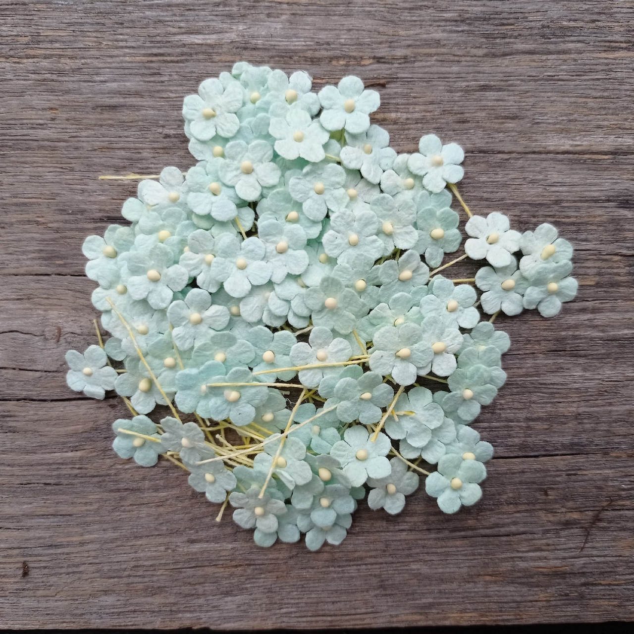 Мини цветочки 1 см 100 штук Бледно-мятный