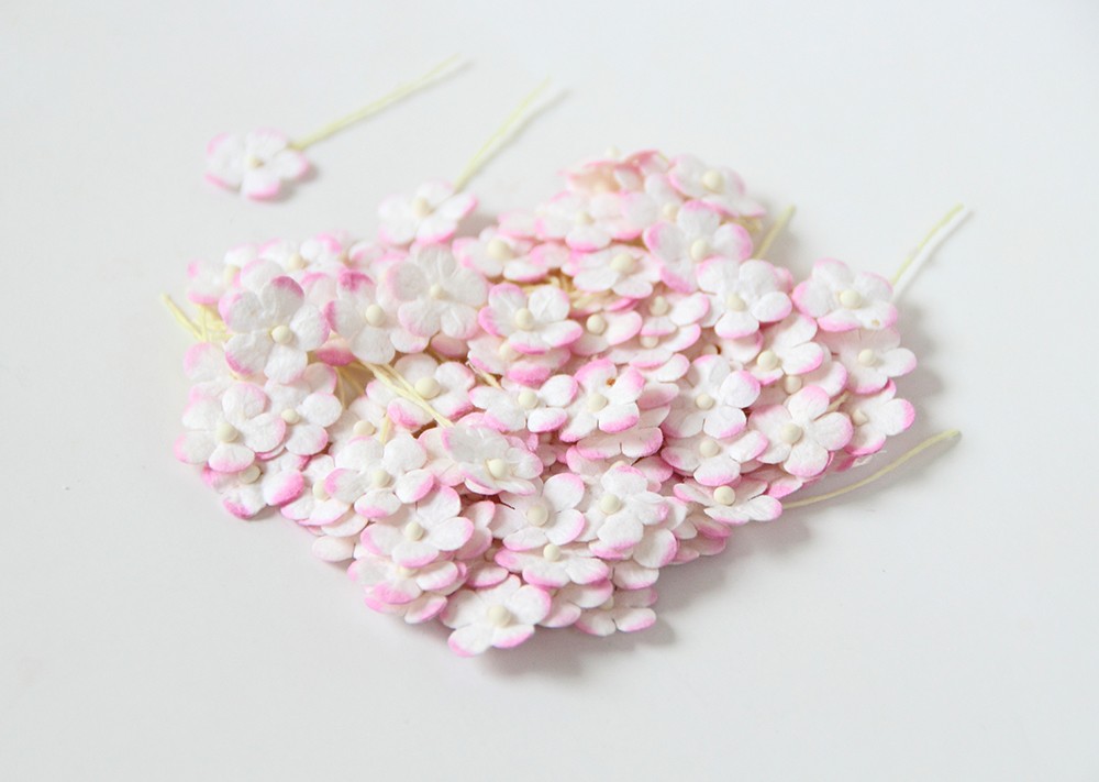 Мини цветочки 1 см 100 штук Бело-розовый