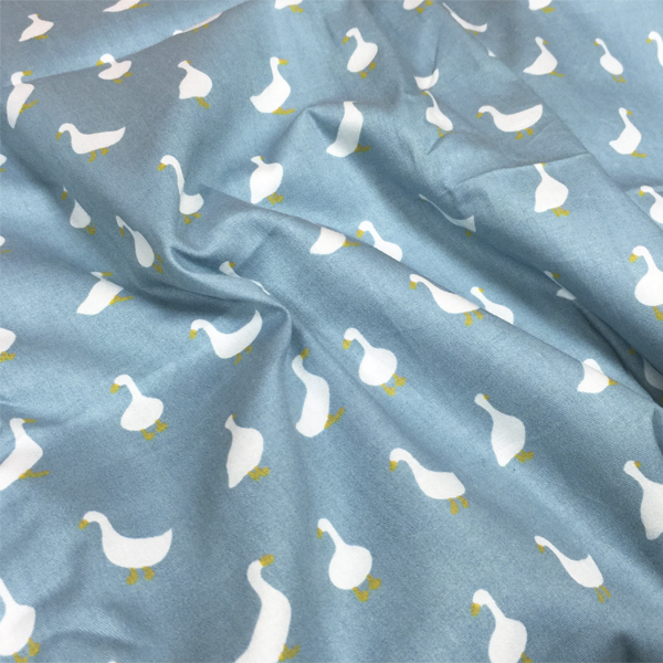 Отрез ткани 50 х 50 см "Гуси на голубом"
