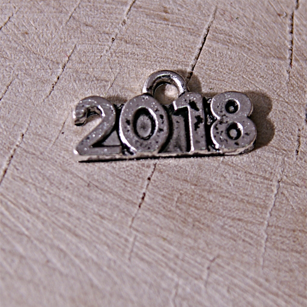 Подвеска металлическая "2018". Цвет серебряный (462)