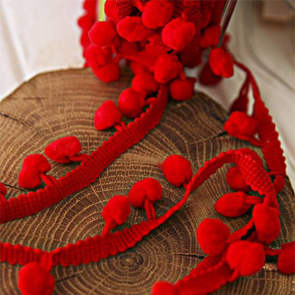 Тесьма с помпонами 0,9 см, цвет красный