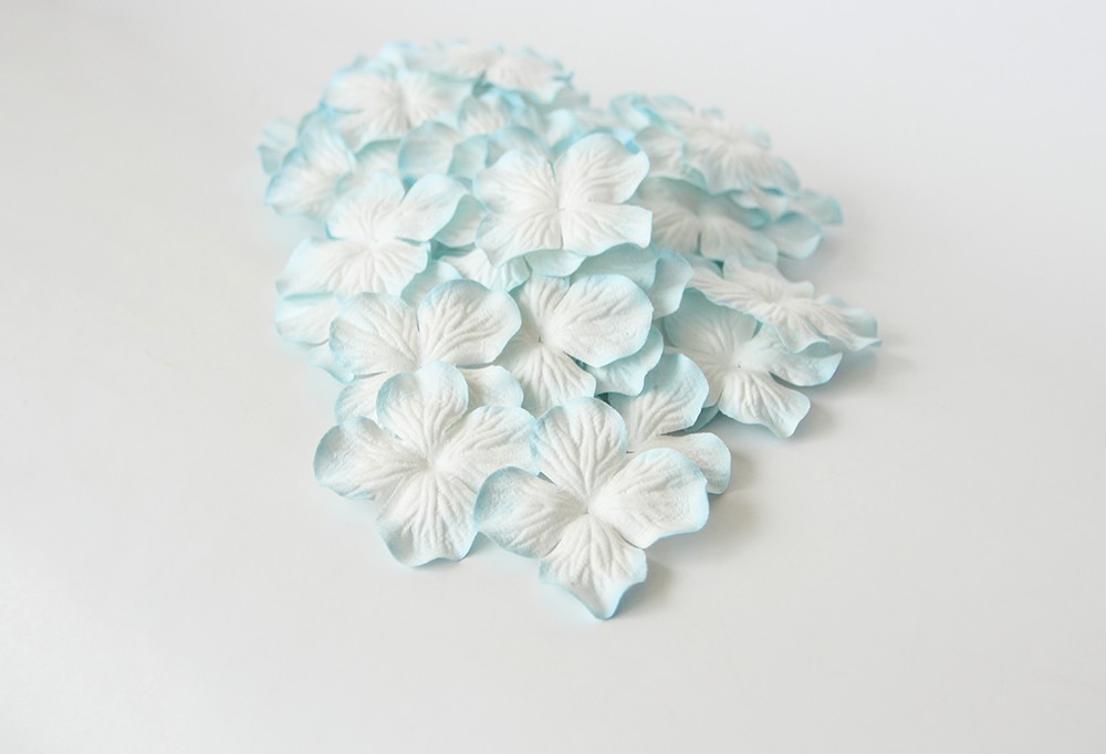 Гортензия 4 см, цвет белый с голубым