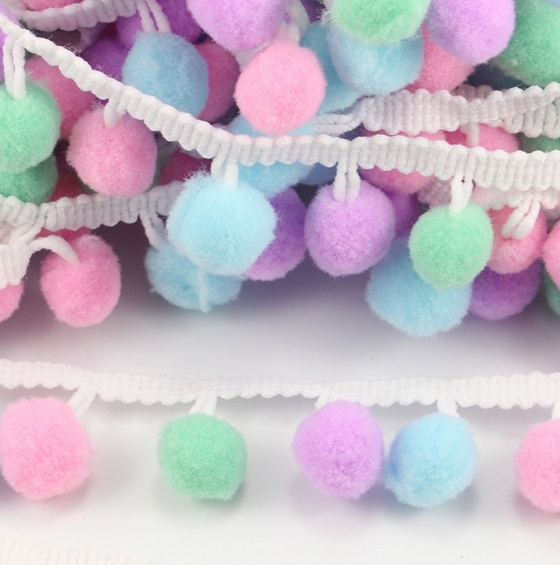 Тесьма с разноцветными помпонами, пастельные цвета