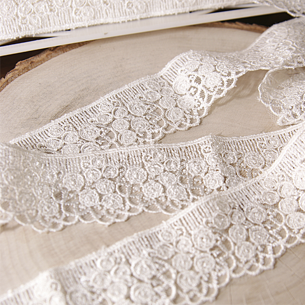 Кружево на сетке 3,5 см "гроздья винограда", цвет молочный белый