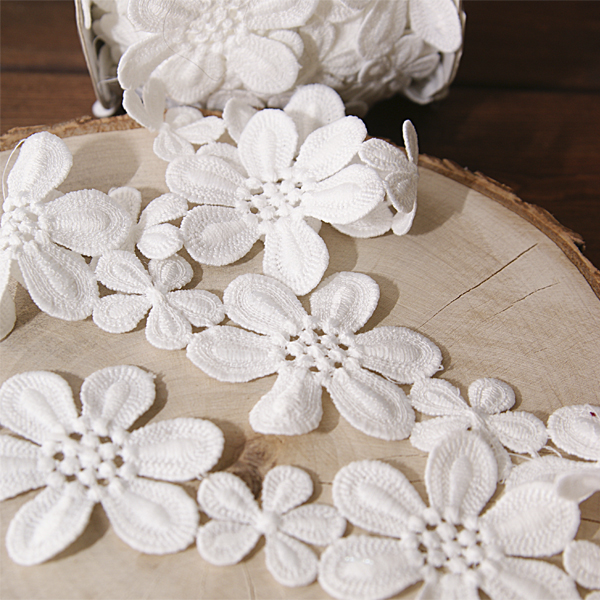 Тесьма "Цветы двух размеров", цвет молочный белый