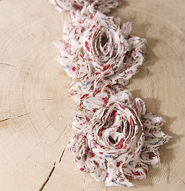 Лента с розами, цвет белый с рисунком в цветочек