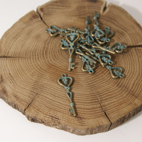 Подвеска металлическая "Ключик", цвет античный бронзовый с патиной (490)