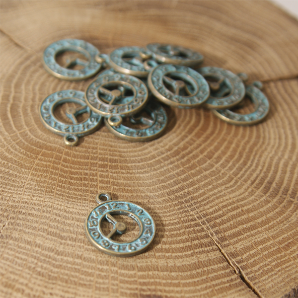 Подвеска металлическая "Часики", цвет античный бронзовый с патиной (491)