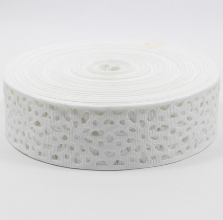 Лента репсовая 3,8 см с вырубным рисунком "Цветы", белый