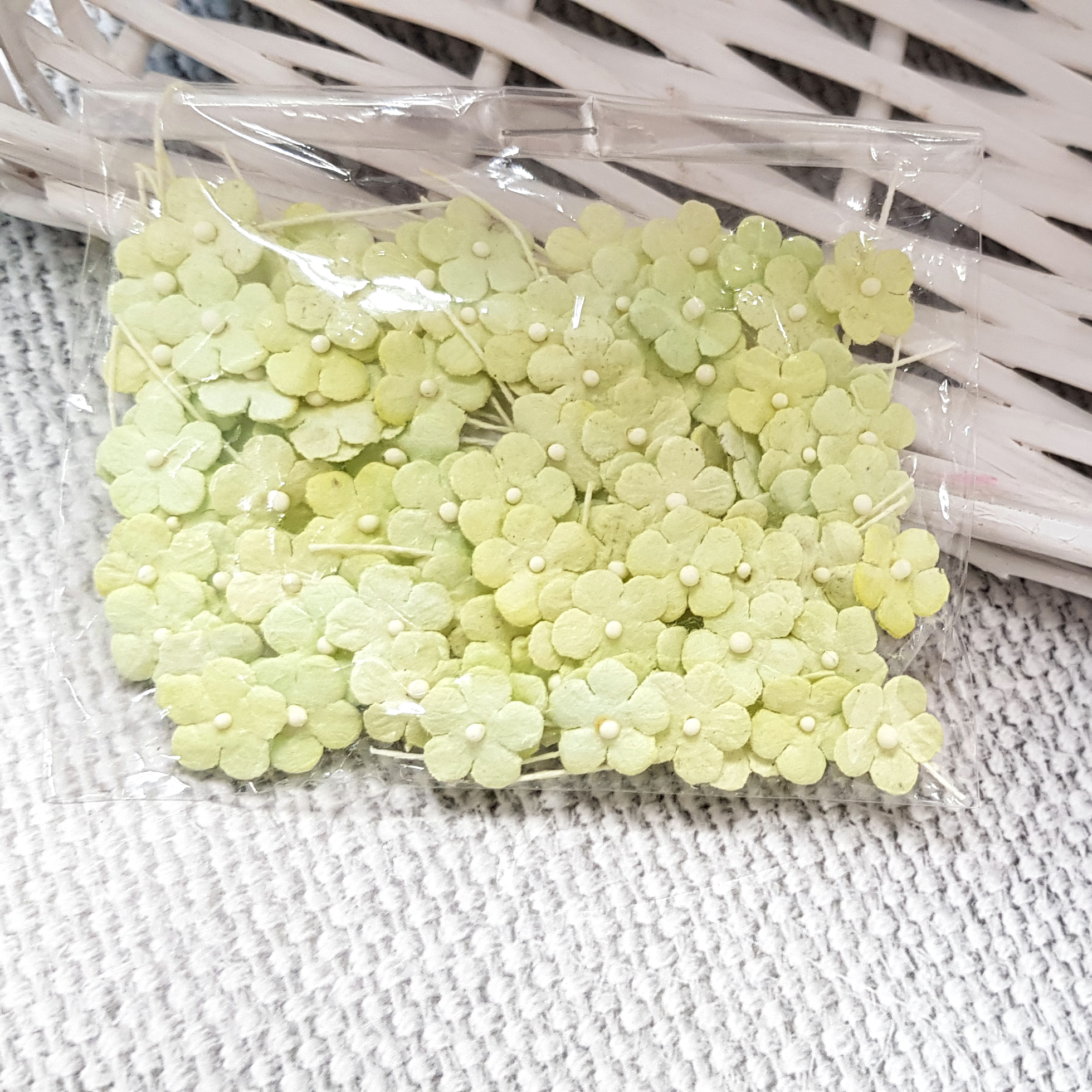 Мини-цветочки 1 см на стебельке, цвет бледно-салатовый, 100 штук