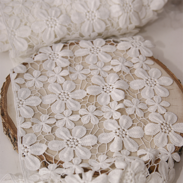 Кружевное полотно 19 см "Цветы", цвет молочный белый