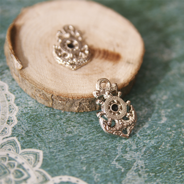 Подвеска металлическая "Якорь со штурвалом". Цвет серебряный. (498)