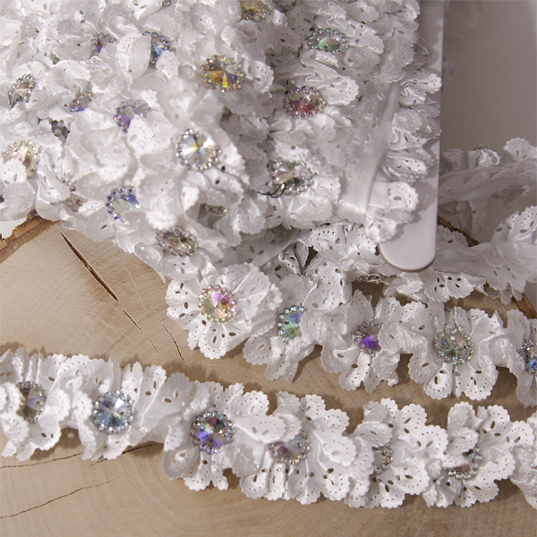 Тесьма "Цветы 3,5 см с серединкой-стразиком", цвет белый