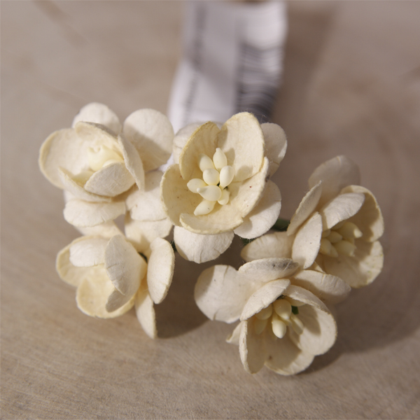 Букет "Цветы вишни 2,5 см". Цвет кремовый