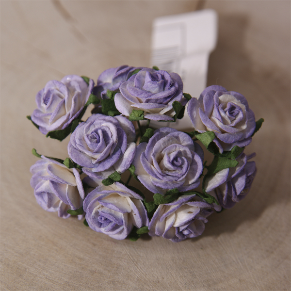 Букет розочек открытых 2 см. Цвет белый с сиреневыми кончиками