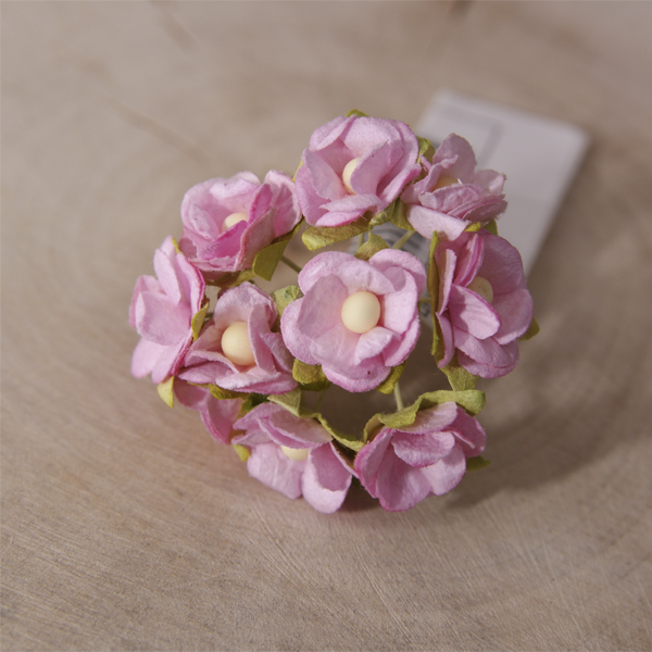 Букет цветов вишни с листочками15 мм. Цвет бледный сиреневый