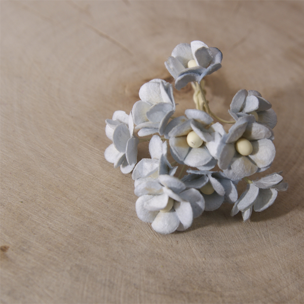 Букет цветов вишни 15 мм. Цвет бледный голубой