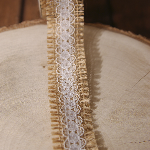 Лента джутовая с вохристым краем кружевом по центру 27 мм