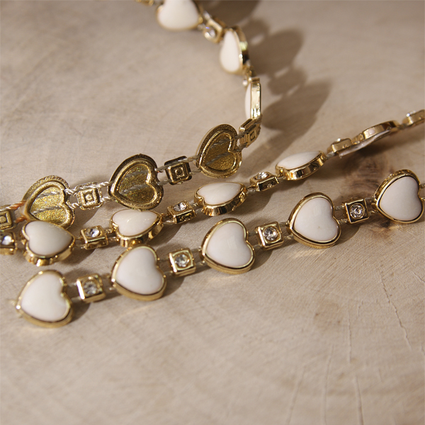 Тесьма пластиковая "Белые сердечки"