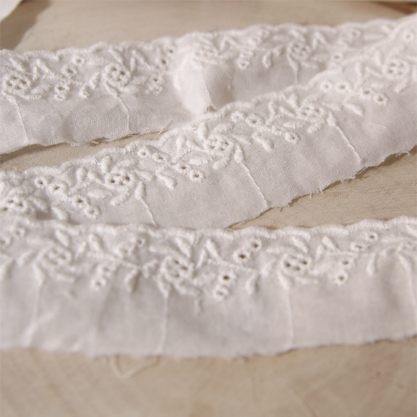 Шитьё хлопковое 3 см "Веточки", цвет молочный белый